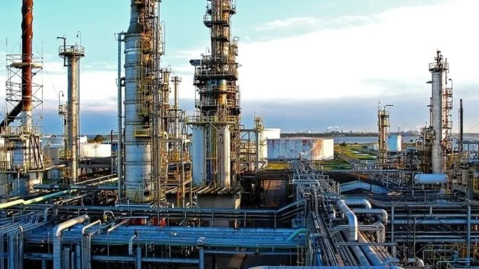 Refinarias brasileiras abasteceram empresa investigada por ligação com o PCC, apontam documentos