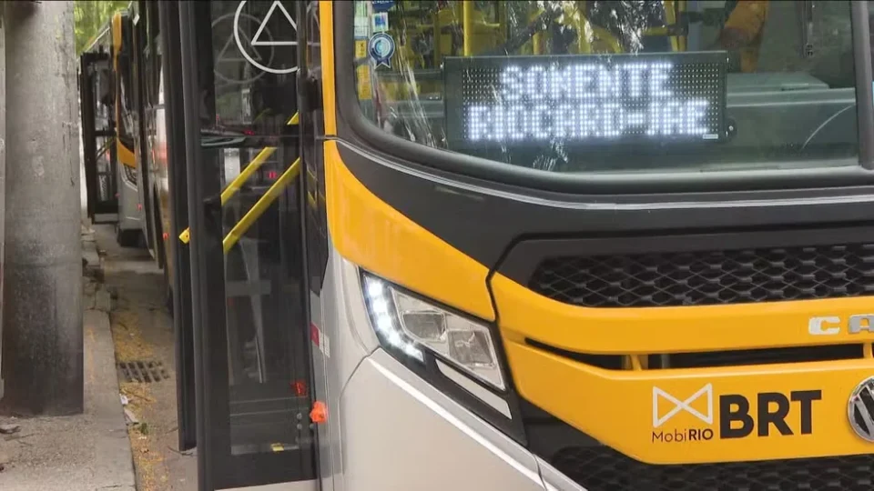 Dinheiro deixa de ser aceito nos ônibus municipais do Rio a partir desta segunda; veja como pagar a passagem