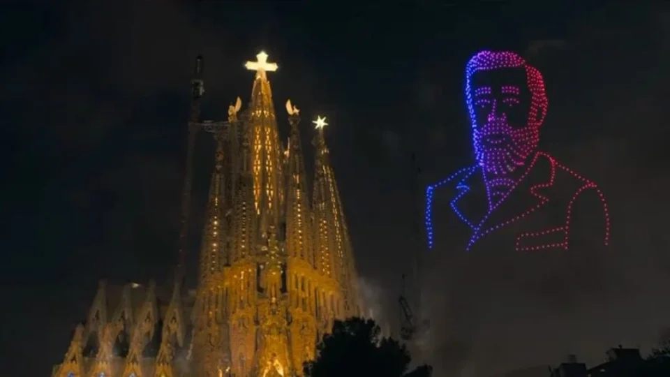 Sagrada Família inaugura torre e se torna a basílica mais alta do mundo