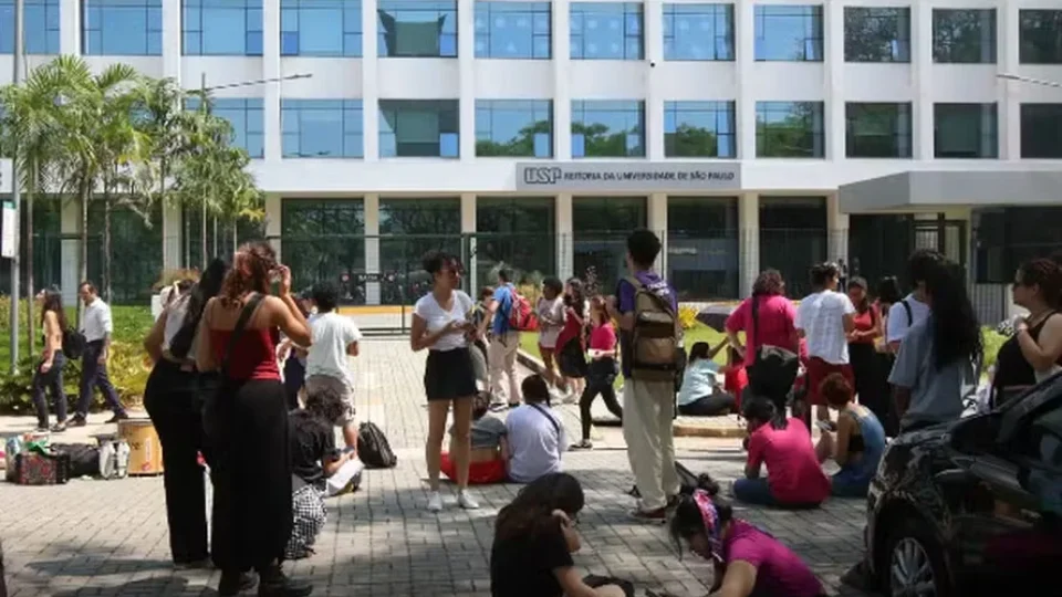 Ranking global aponta queda de universidades brasileiras e acende alerta sobre pesquisa científica
