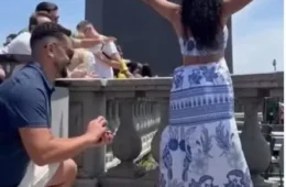 Pedido de casamento no Cristo Redentor viraliza após noiva não perceber momento em que foi pedida em casamento