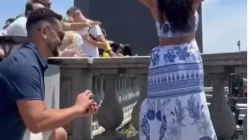 Pedido de casamento no Cristo Redentor viraliza após noiva não perceber momento em que foi pedida em casamento