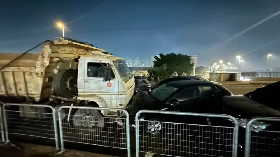 Disputa entre caminhoneiros termina em grave acidente na Ponte Aricanduva e deixa feridos em São Paulo