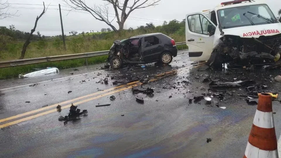 Motorista morre após colisão frontal com ambulância na Rodovia Assis Chateaubriand, em Barretos