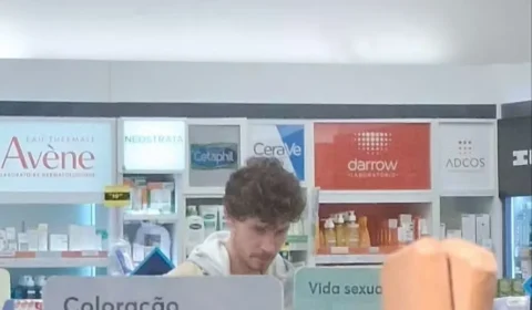Shawn Mendes é flagrado em seção “vida sexual” de farmácia em São Paulo e cena viraliza