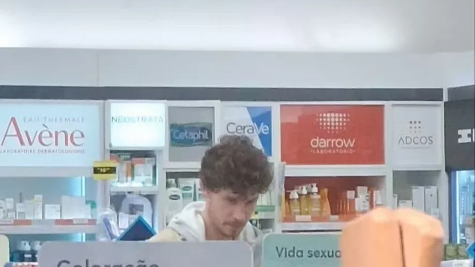 Shawn Mendes é flagrado em seção “vida sexual” de farmácia em São Paulo e cena viraliza