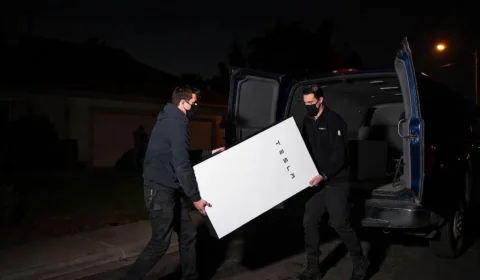 Esquema milionário de roubo de baterias atinge fábrica da Tesla e expõe falhas na segurança