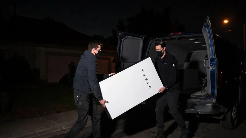 Esquema milionário de roubo de baterias atinge fábrica da Tesla e expõe falhas na segurança
