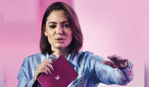Michelle Bolsonaro adia decisão sobre candidatura e diz que prioridade é cuidar de Jair Bolsonaro