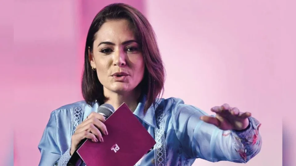 Michelle Bolsonaro adia decisão sobre candidatura e diz que prioridade é cuidar de Jair Bolsonaro