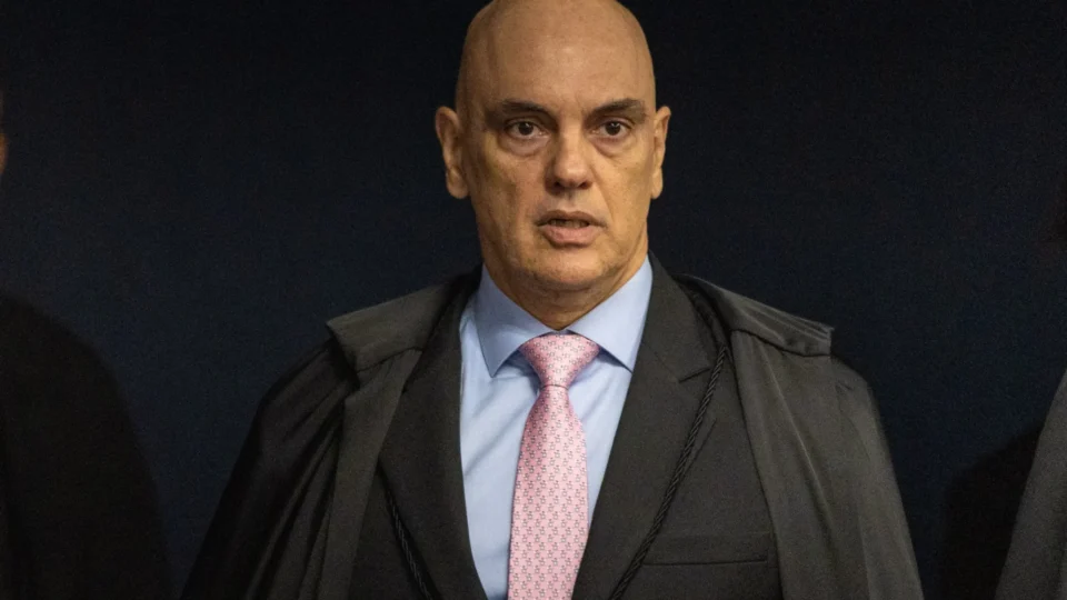 Moraes usa presidência interina do STF para apertar cerco a Bolsonaro