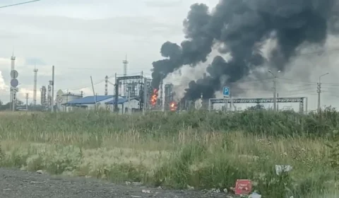 Ataque com drones incendeia refinaria de petróleo russa