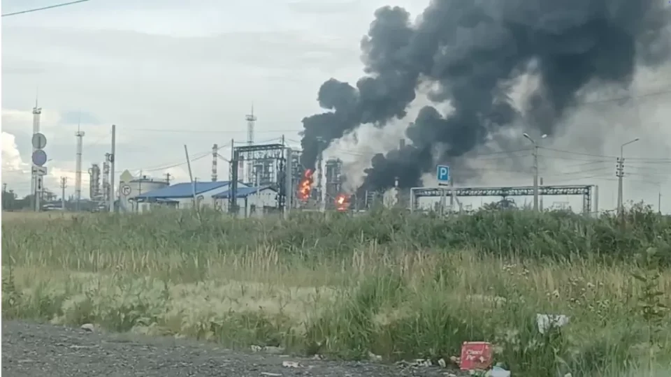 Ataque com drones incendeia refinaria de petróleo russa