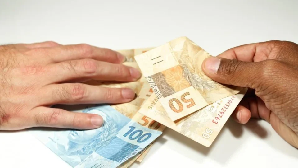 Salário mínimo Brasil pode chegar a R$ 2.020, entenda