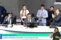 Presidente da Câmara de Vitória é flagrado xingando com microfone aberto após sessão