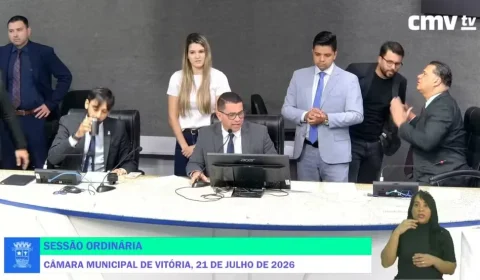 Presidente da Câmara de Vitória é flagrado xingando com microfone aberto após sessão