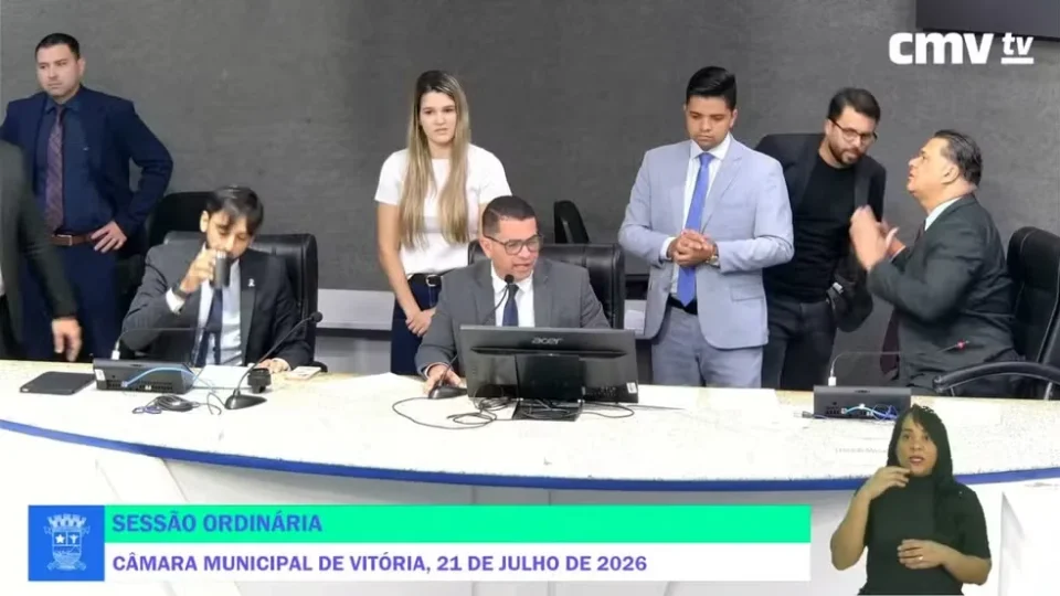 Presidente da Câmara de Vitória é flagrado xingando com microfone aberto após sessão