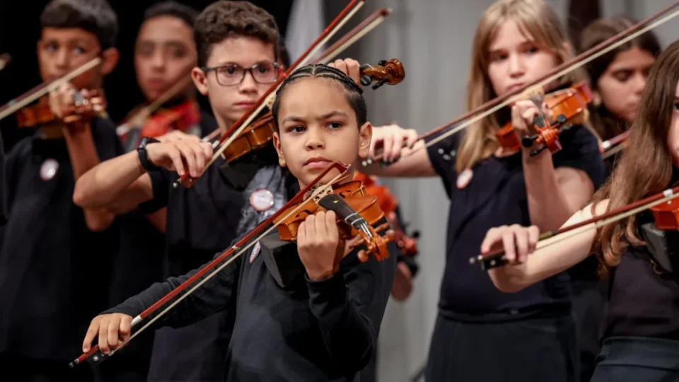 Música na escola pode impulsionar o aprendizado em Matemática e Leitura, aponta pesquisa
