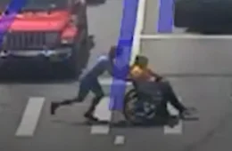Homem-Aranha de verdade? Motorista fantasiado para trânsito e ajuda homem de cadeira de rodas nos EUA