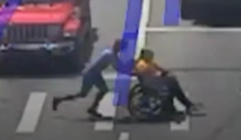 Homem-Aranha de verdade? Motorista fantasiado para trânsito e ajuda homem de cadeira de rodas nos EUA