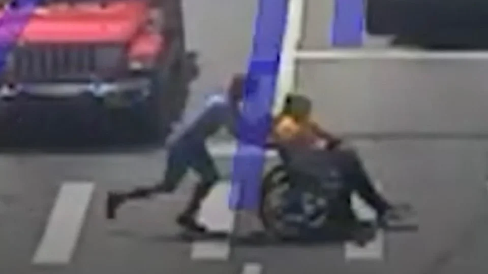 Homem-Aranha de verdade? Motorista fantasiado para trânsito e ajuda homem de cadeira de rodas nos EUA