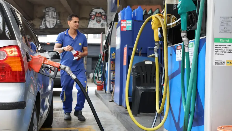 Governo prorroga subsídio da gasolina após alta do petróleo com guerra no Oriente Médio