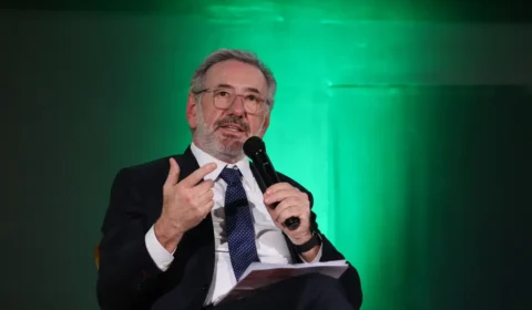 Brasil e EUA intensificam negociações contra tarifaço e marcam nova rodada antes de prazo final
