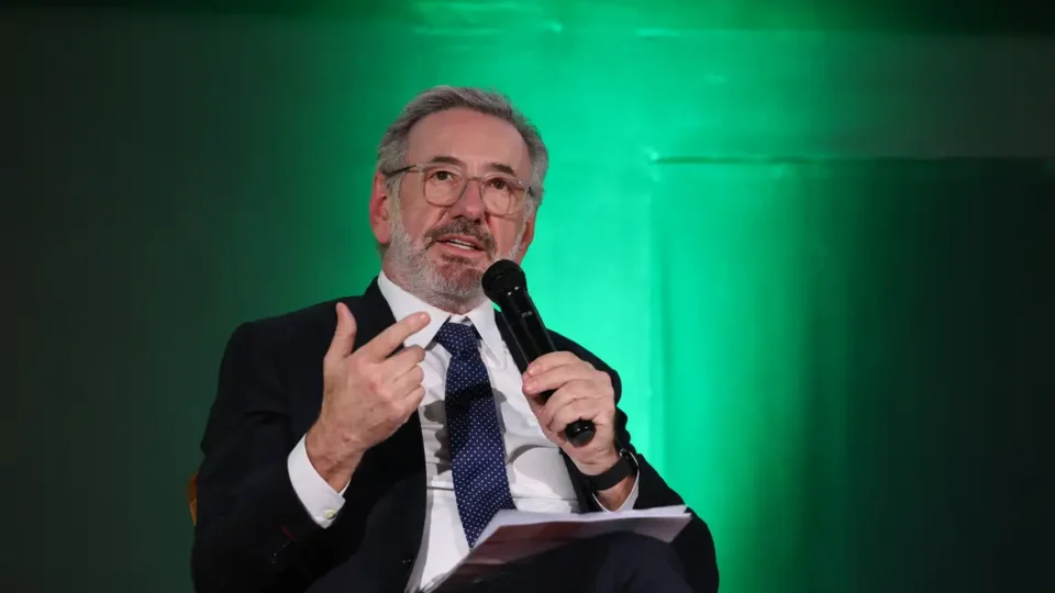 Brasil e EUA intensificam negociações contra tarifaço e marcam nova rodada antes de prazo final