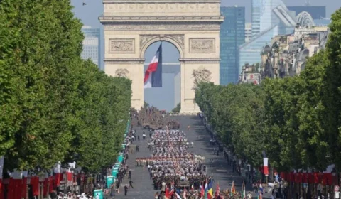 Desfile de 14 de julho em Paris exibe rearmamento francês