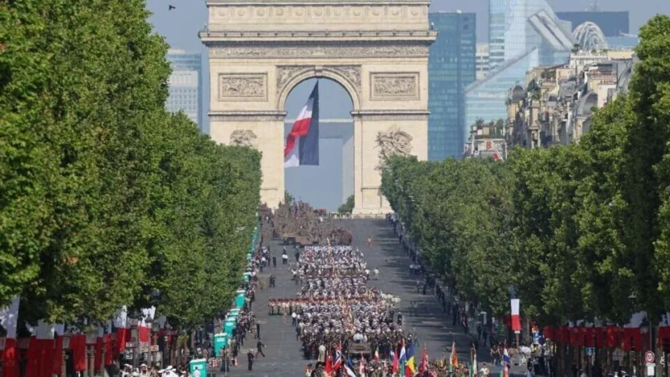 Desfile de 14 de julho em Paris exibe rearmamento francês