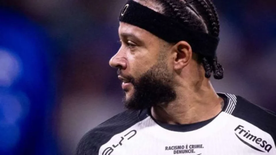 Corinthians acelera renovação de Memphis Depay para evitar ban