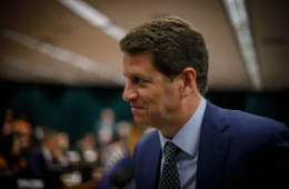 “Flávio é do game”, disse Ricardo Salles ao acusar senador de se aproximar do Centrão e dividir a direita