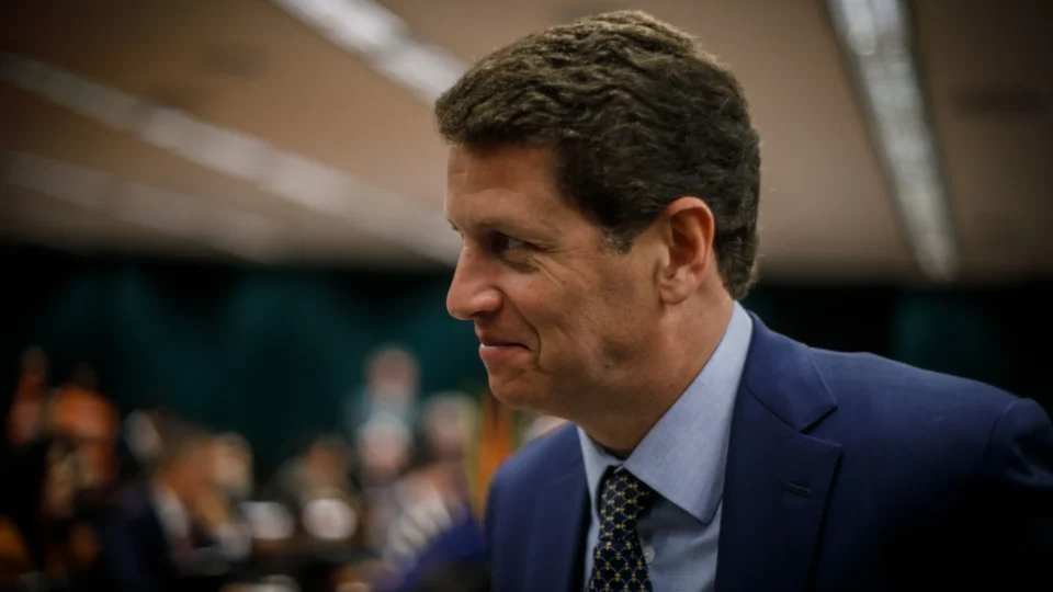 “Flávio é do game”, disse Ricardo Salles ao acusar senador de se aproximar do Centrão e dividir a direita