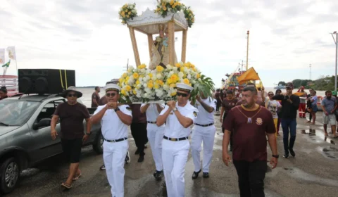 Fé toma conta de Parintins e milhares de devotos encerram festa de Nossa Senhora do Carmo com grande procissão