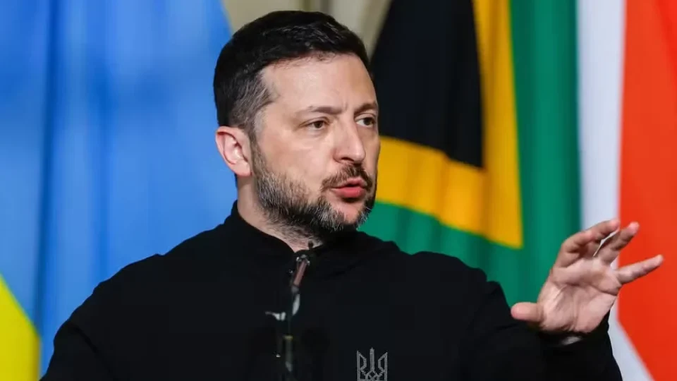 Zelensky anuncia reforma e saída de premiê em meio à guerra