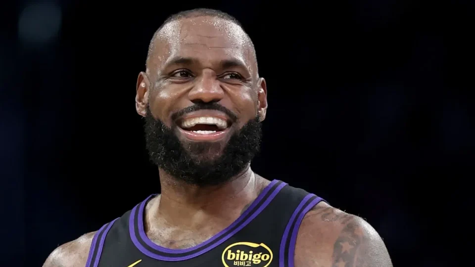 LeBron James Jr vê pai fechar com 76ers por 2 anos e R$ 40 mi