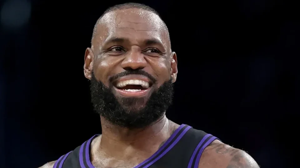 OFICIAL: LeBron James é do Philadelphia 76ers