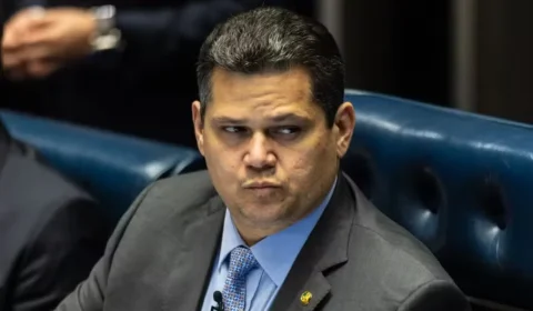 Alcolumbre usa avião da FAB para ir ao Festival de Parintins; ministro de Lula também estava no voo