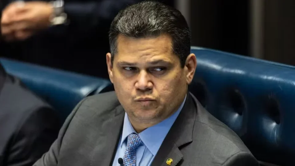 Alcolumbre usa avião da FAB para ir ao Festival de Parintins; ministro de Lula também estava no voo