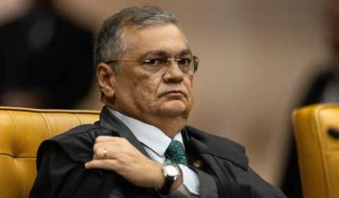 Flávio Dino manda PF investigar se emendas parlamentares financiaram filme de Jair Bolsonaro