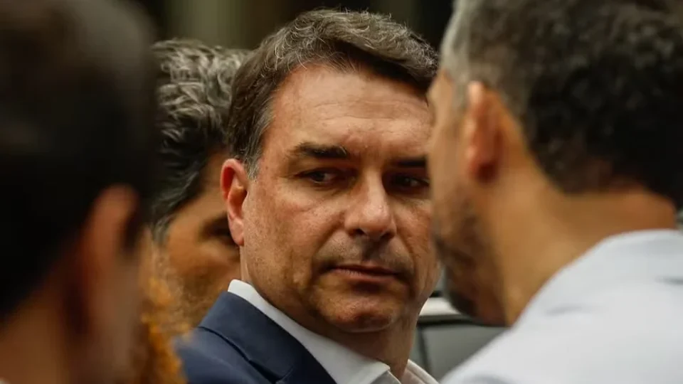 Impasse entre PL e Republicanos pode adiar definição da vice de Flávio Bolsonaro; entenda o que trava a escolha