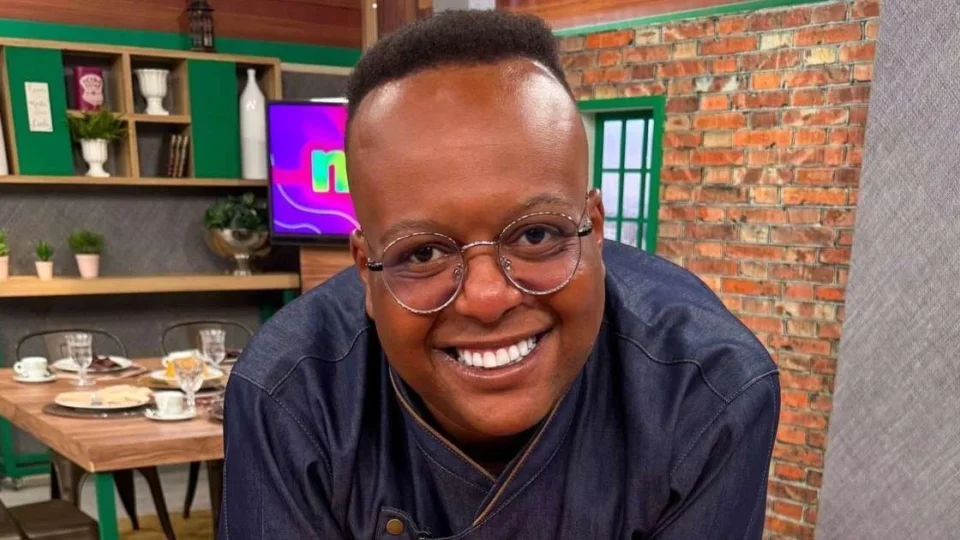 Ex-MasterChef enfrenta novo desafio e vende doces no sinal para recomeçar