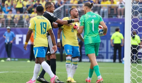 Neymar rebate goleiro da Noruega em pênalti da queda do Brasil