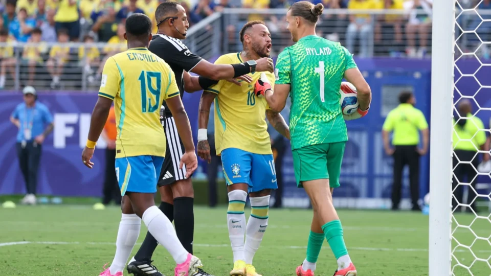 Neymar rebate goleiro da Noruega em pênalti da queda do Brasil