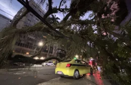 Vendaval no Rio deixa mortos, 370 mil sem luz e provoca transtornos que ainda afetam a cidade