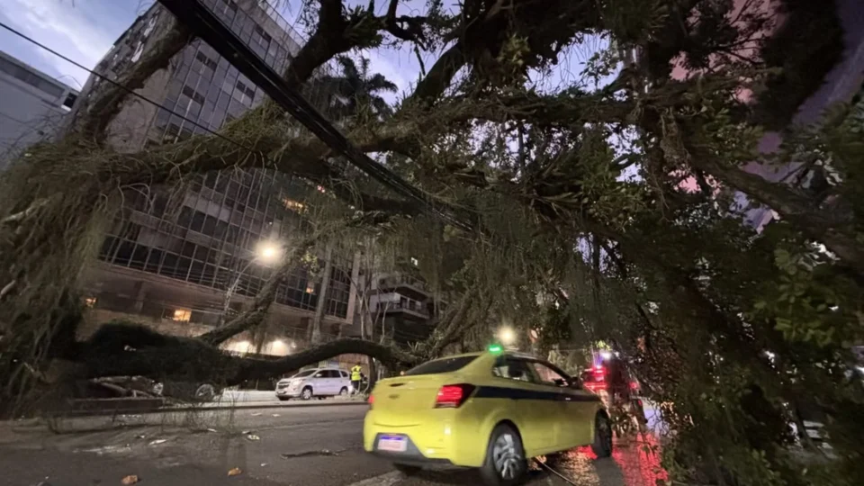 Vendaval no Rio deixa mortos, 370 mil sem luz e provoca transtornos que ainda afetam a cidade