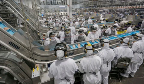 Antecipação do 13º em 2026 movimenta economia e alivia dívidas