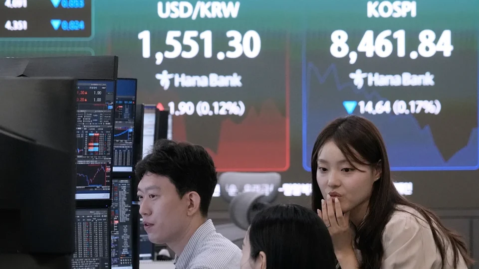 Bolsa asiática despenca após forte correção em ações de IA e setor de chips
