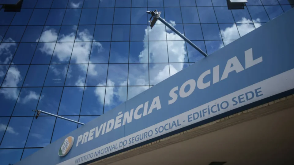 INSS prepara reforma com idade mínima de 67 anos até 2027