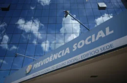 INSS altera regras em 2026 e eleva idade para aposentadoria: saiba quem muda